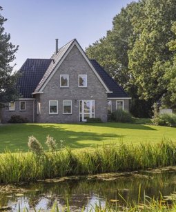 Vrijstaande woning aan het water Villa Friesland